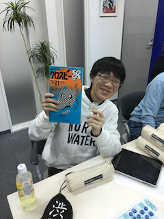 準優勝の川崎君、副賞のクロスワードブックと共に