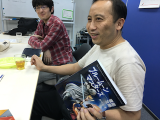 自分のインタビューが掲載された本を手にご満悦の正田さん