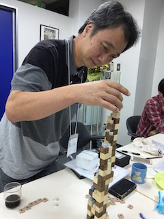 自ら考案の賢者の塔をプレーする山本さん