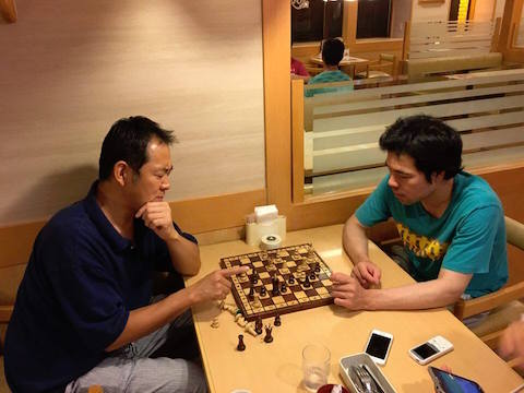 深夜、真剣にCheGoをプレーする人々